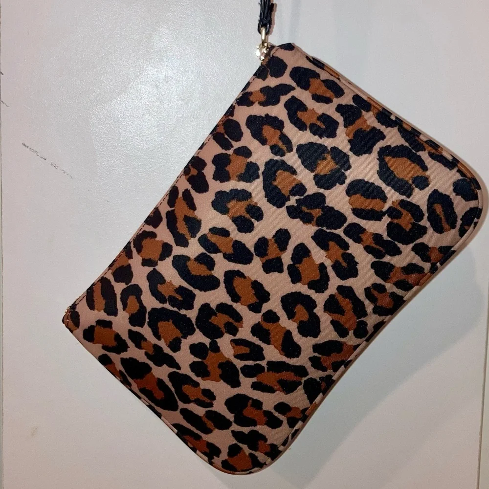 Kate Spade New York CHELSEA LEOPARD MEDIUM WRISTLET POUCH